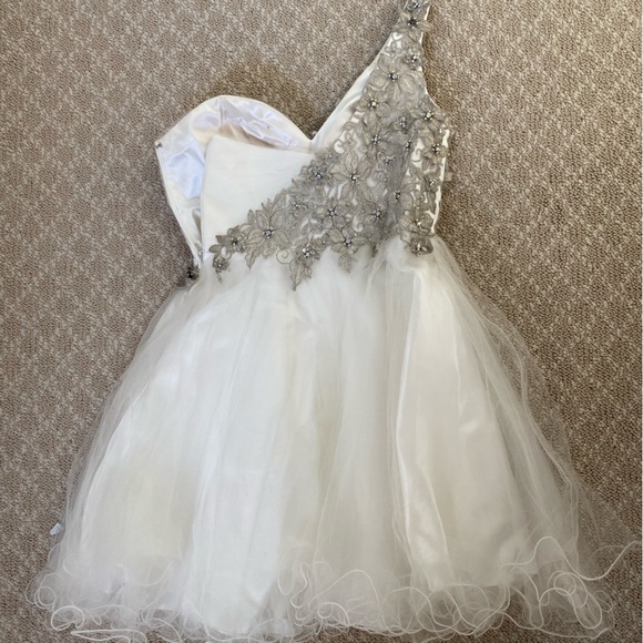 White one shoulder dress - Picture 2 of 3